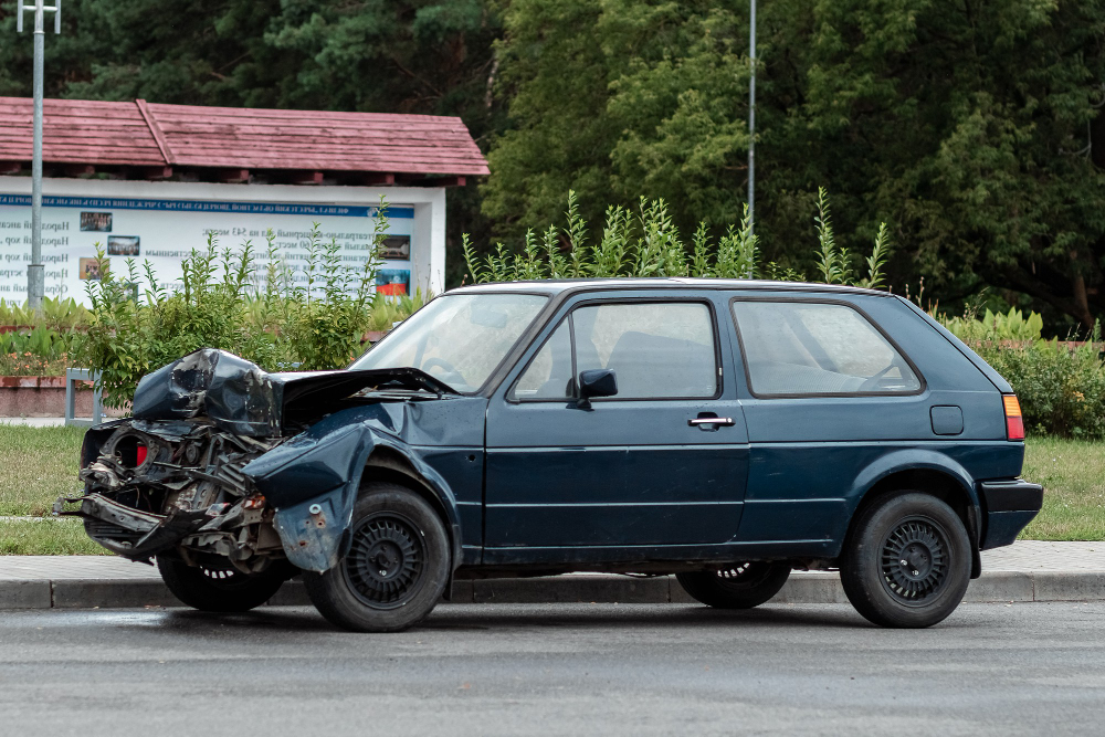 Auto pirata si dà alla fuga