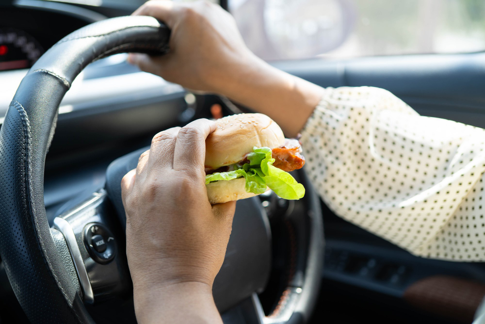 Si può mangiare mentre si guida
