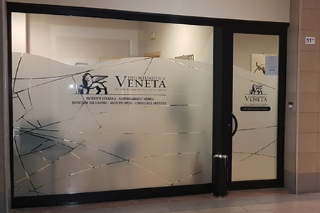 Nuove vetrine per la sede Infortunistica Veneta di Cesenatico