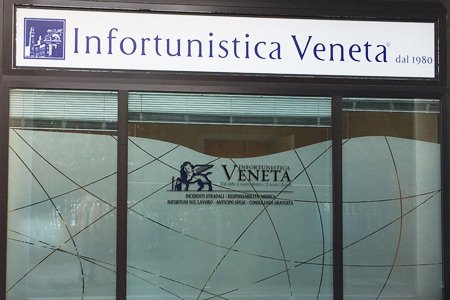La sede di Rimini si rifà il look, ecco le nuove vetrine di Infortunistica Veneta