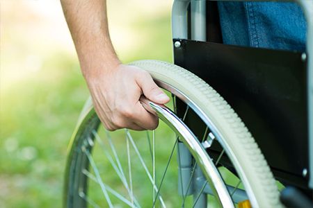 Incidente causato da macchia d’olio sull’asfalto: ciclista denuncia il Comune