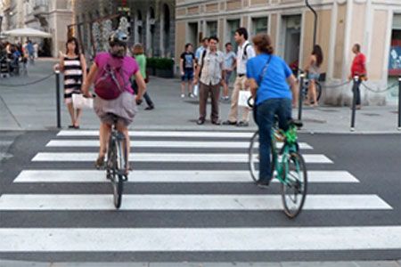 Attraversare la strada correttamente in bicicletta e in moto