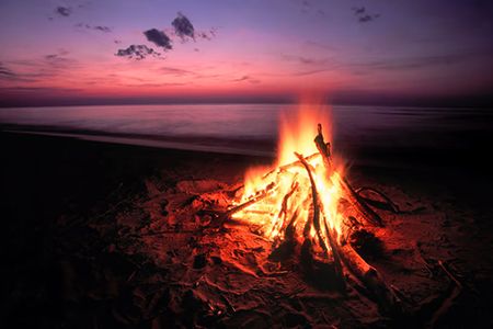 Danni da fuochi in feste notturne e falò in spiaggia