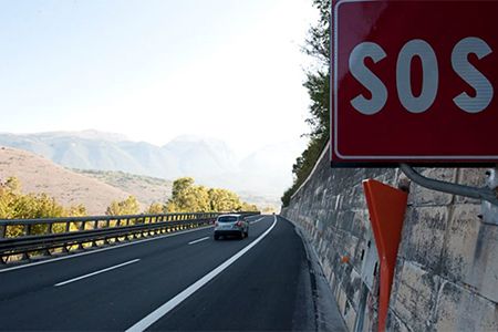 La corsia d'emergenza in autostrada o superstrada